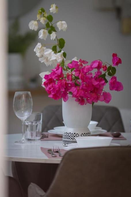 Pame Rentals - Cozy Glyfada Stay With Free Parking 아테네 외부 사진